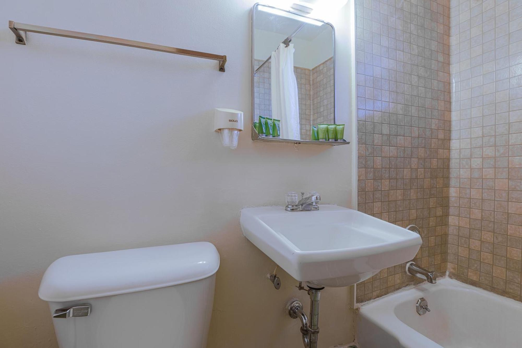 Love Hotels Silver Street By Oyo At Hurley Wi Extérieur photo