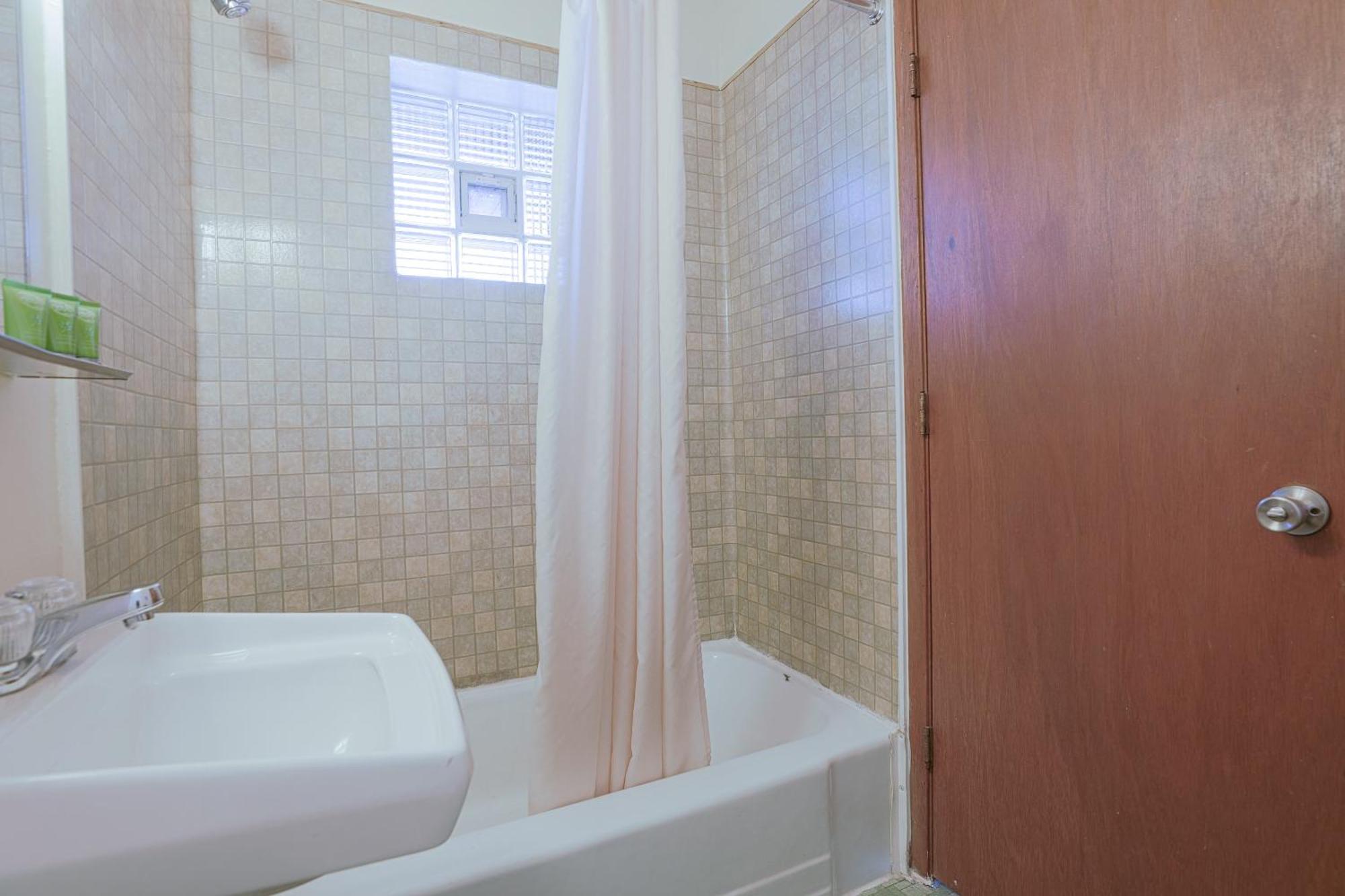 Love Hotels Silver Street By Oyo At Hurley Wi Extérieur photo