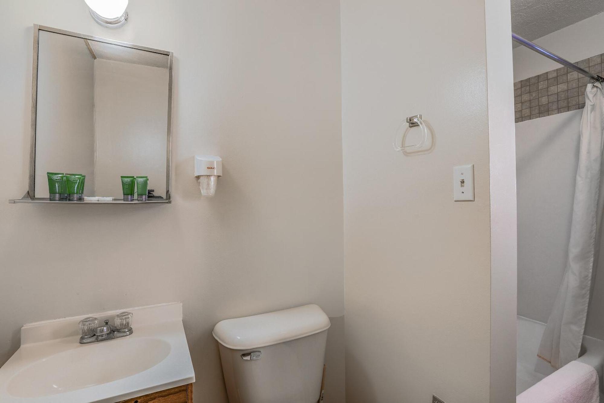 Love Hotels Silver Street By Oyo At Hurley Wi Extérieur photo